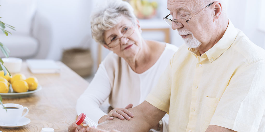 man en vrouw bekijken medicijn man en vrouw bekijken medicijn